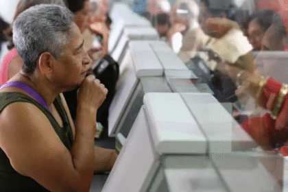 Pensionados aún esperan el bono “Ingreso Contra la Guerra Económica”