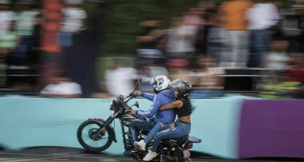 Queda prohibido todo «acto suicida» de motopiruetas: Tarek William Saab
