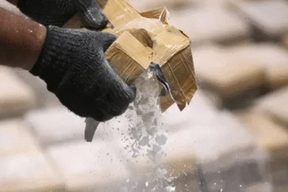 Ecuador decomisa 2,3 toneladas de cocaína en camiones cisterna conducidos por colombianos