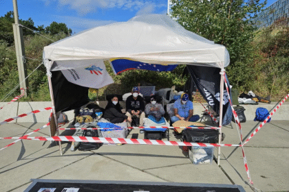 Venezolanos cumplen ocho días en huelga de hambre frente a la CPI en La Haya
