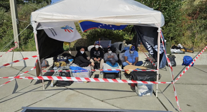Venezolanos cumplen ocho días en huelga de hambre frente a la CPI en La Haya