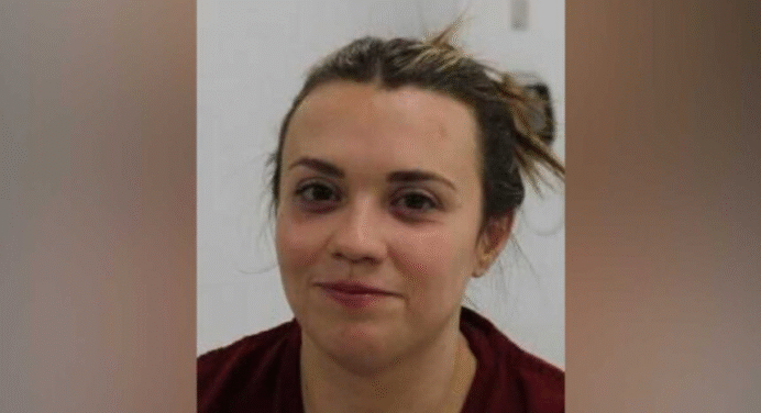 EEUU: Profesora de secundaria es acusada de enviar fotos íntimas a un alumno de 14 años
