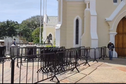 En la explanada de la Basílica Menor esperan a la Virgen del Valle