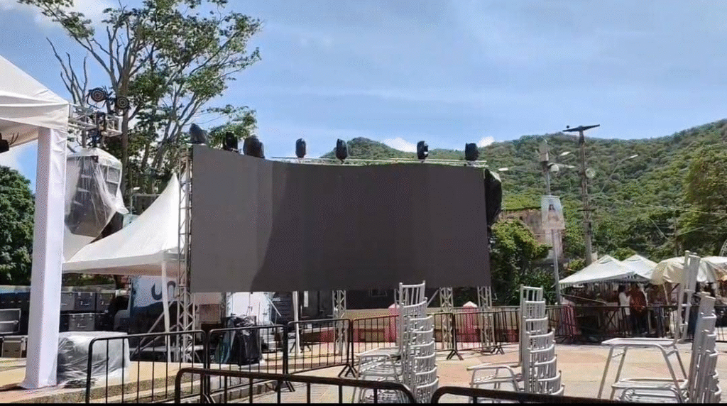En la explanada de la Basílica Menor esperan a la Virgen del Valle