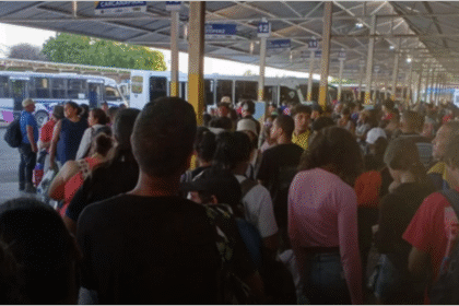 Reducción de acceso al combustible para autobuses genera largas colas en el terminal de Porlamar