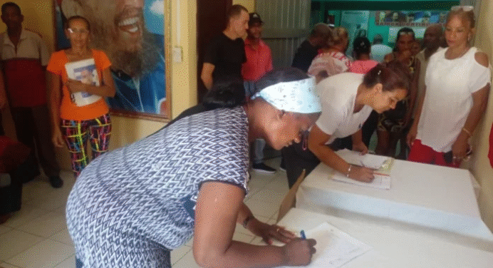Cuba inicia jornada de recolección de firmas en respaldo a Venezuela