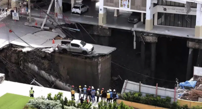 Enorme socavón en Bangkok se abre sobre túnel del Metro y obliga a evacuar a miles