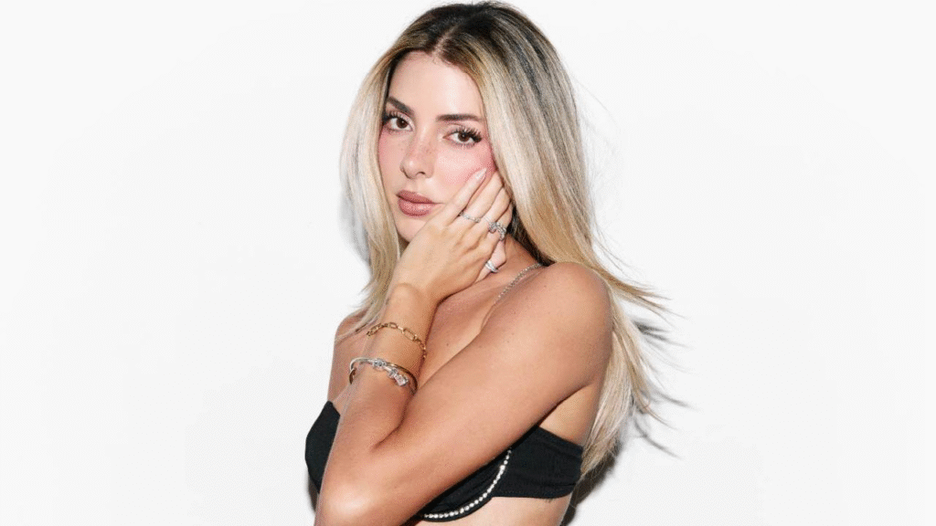 Corina Smith Conquista Apple Music con su Nuevo Álbum «Menos Triste Mas Mami»