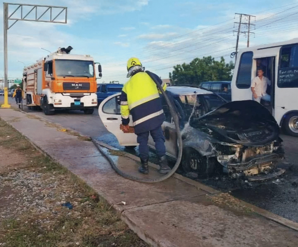 Vehículo de Corpoelec se incendia en la avenida Juan Bautista Arismendi