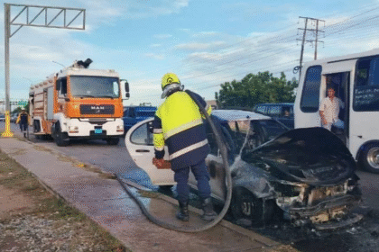 Vehículo de Corpoelec se incendia en la avenida Juan Bautista Arismendi