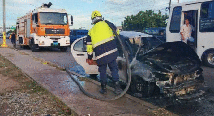 Vehículo de Corpoelec se incendia en la avenida Juan Bautista Arismendi