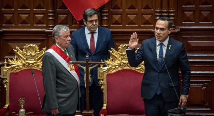 Presidente interino de Perú juramenta a nuevos ministros