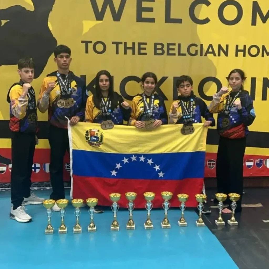 Atletas Neoespartanos Conquistan 17 Medallas en Campeonato Internacional de Kickboxing en Bélgica