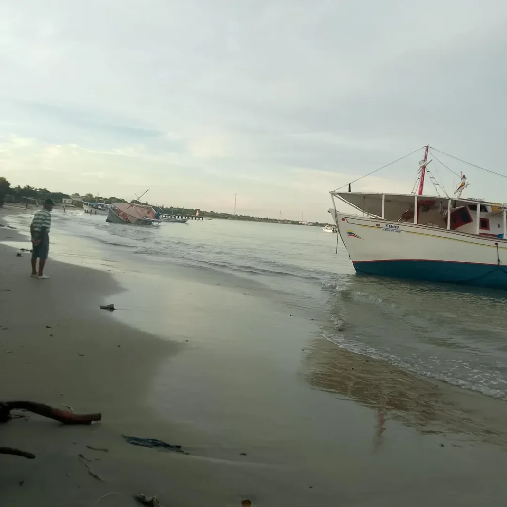 Pescadores de Robledal Recuperan Botes Afectados por la Tormenta Tropical Jerry