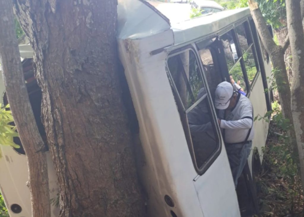 Autobús con Estudiantes Vuelca en la Vía La Sierra, Arismendi