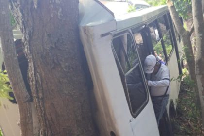 Autobús con Estudiantes Vuelca en la Vía La Sierra, Arismendi