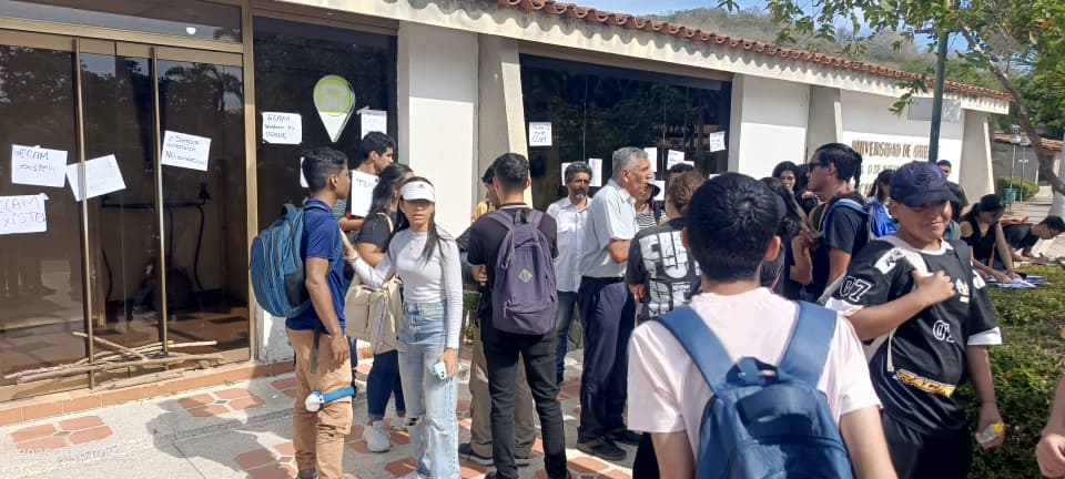 ¡PROTESTA! Estudiantes de la UDO Boca de Río Exigen Condiciones Mínimas para Estudiar