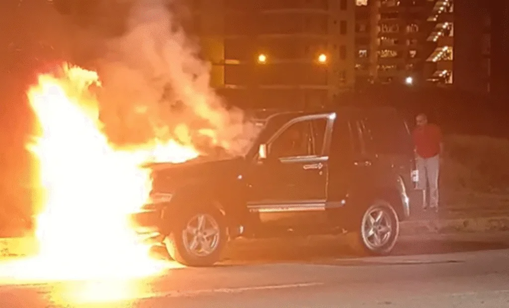 Camioneta se Incendia en la Avenida Bolívar de Porlamar