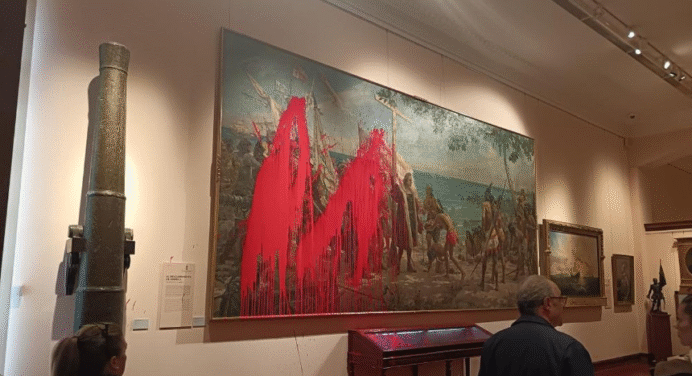 Activistas arrojaron pintura roja a cuadro de Colón en museo de Madrid para protestar por «neocolonialismo extractivista»