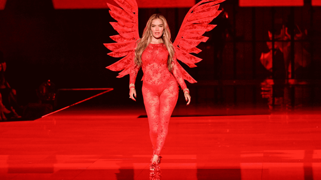 Karol G Deslumbra y se Convierte en un Ángel en el Victoria's Secret Fashion Show 2025