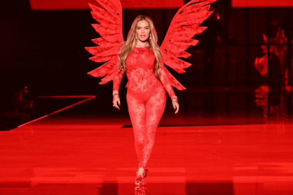 Karol G Deslumbra y se Convierte en un Ángel en el Victoria's Secret Fashion Show 2025