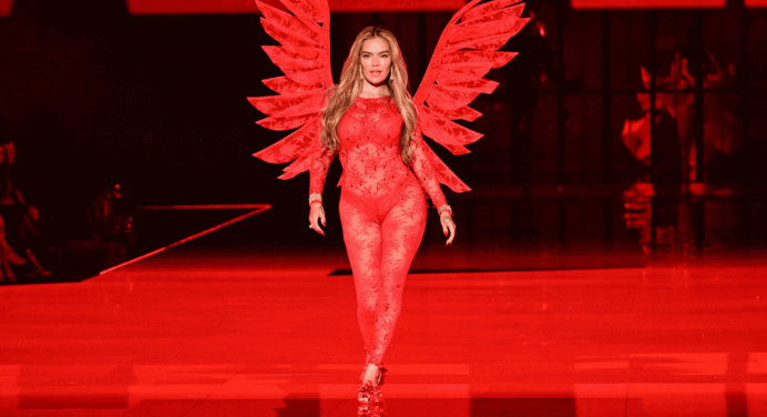 Karol G Deslumbra y se Convierte en un Ángel en el Victoria’s Secret Fashion Show 2025