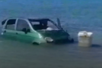 Matiz cayó al mar en el Muelle de Playa Valdéz