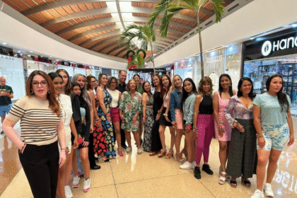 Periodistas de Margarita desfilan para crear conciencia sobre el cáncer de mama