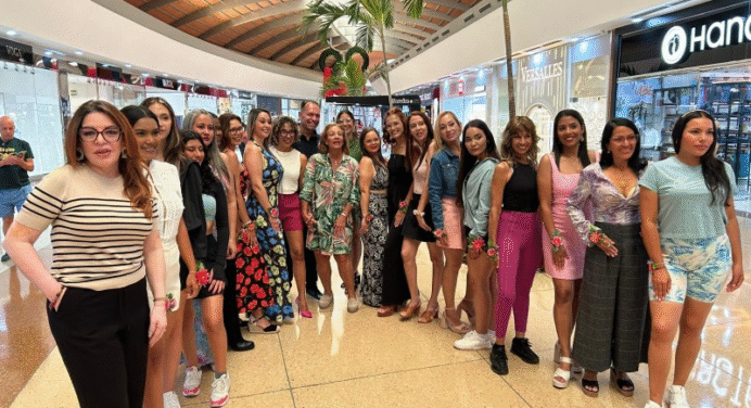 Periodistas de Margarita desfilan para crear conciencia sobre el cáncer de mama