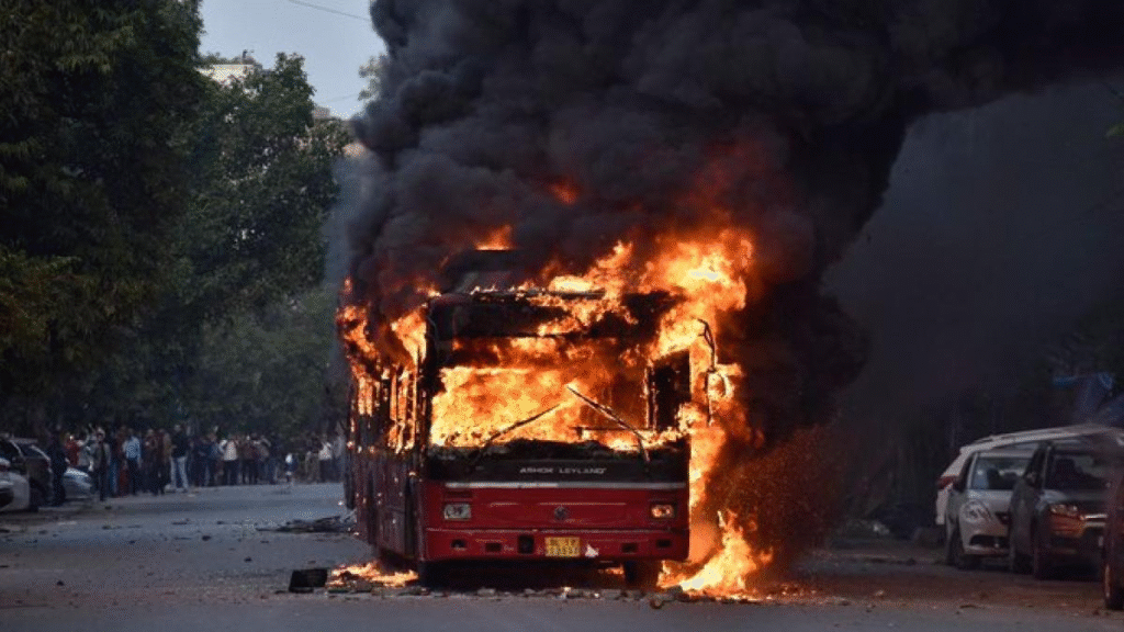 Explosión de vehículo deja al menos 8 muertos y 24 heridos en India