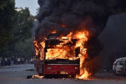 Explosión de vehículo deja al menos 8 muertos y 24 heridos en India