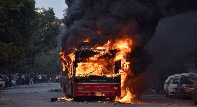 Explosión de vehículo deja al menos 8 muertos y 24 heridos en India
