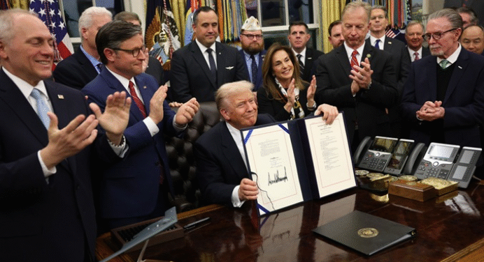 Donald Trump firma proyecto de ley y pone fin al histórico cierre del Gobierno de EEUU