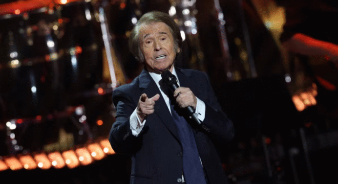 Raphael cautiva con presentación en los Latin Grammy tras ser nombrado Persona del Año