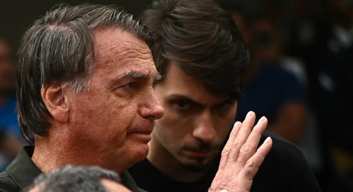 Bolsonaro pide al Supremo de Brasil cumplir condena en casa