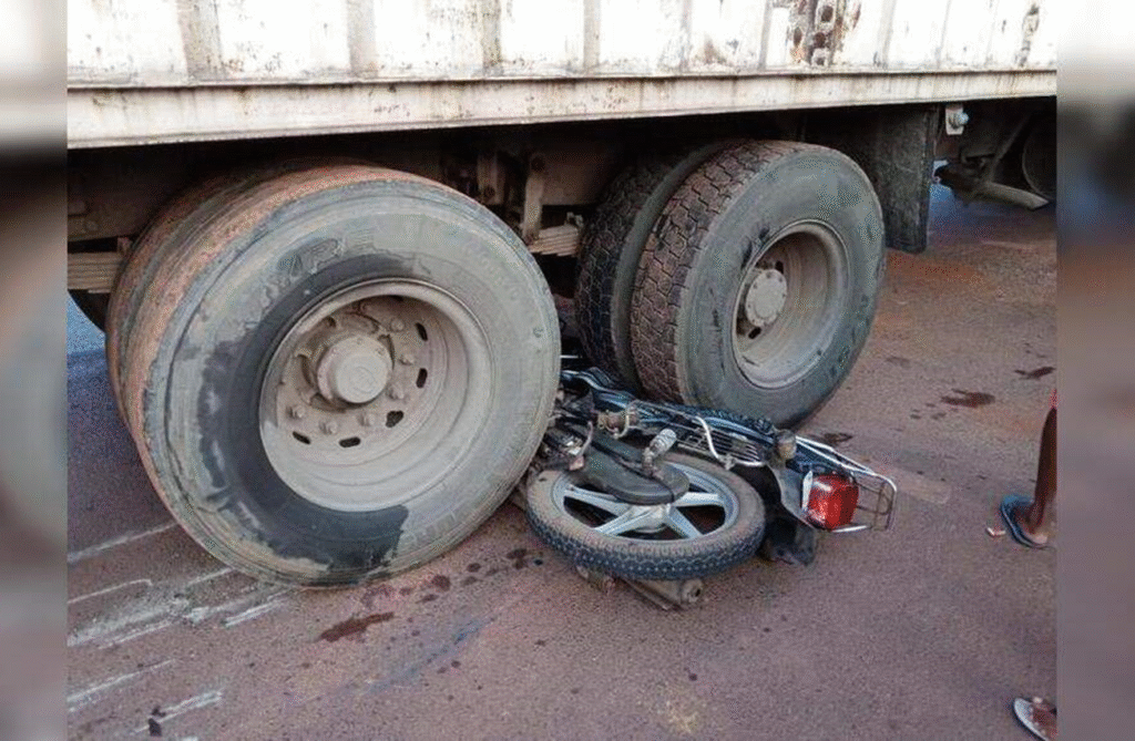 Motorizado herido tras colisión con gandola cisterna en la carretera vieja de San Antonio