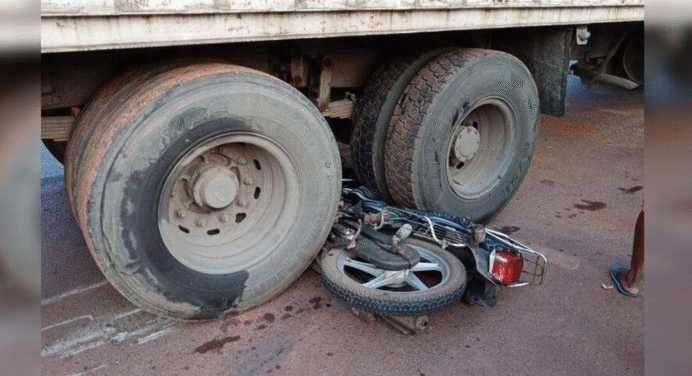 Motorizado herido tras colisión con gandola cisterna en la carretera vieja de San Antonio