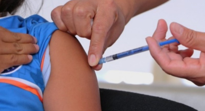 Miles de personas se vacunan contra el sarampión en Uruguay