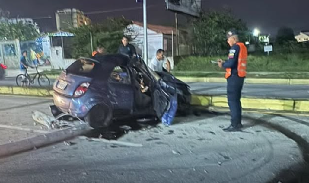 Conductor herido tras chocar contra objeto fijo en la  Av. Aldonza Manrique