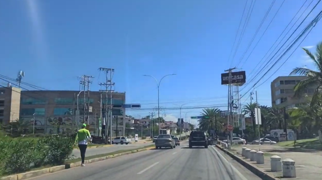 Conductores en Maneiro denuncian agresiones de menores en el semáforo de Provemed