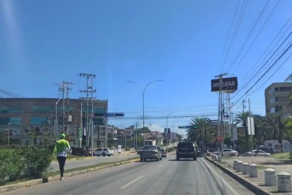 Conductores en Maneiro denuncian agresiones de menores en el semáforo de Provemed