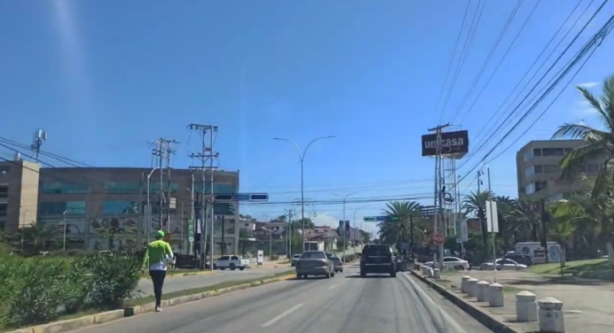 Conductores en Maneiro denuncian agresiones de menores en el semáforo de Provemed