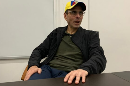 Capriles dice que diferencial cambiario en Venezuela castiga a quien cobra en bolívares