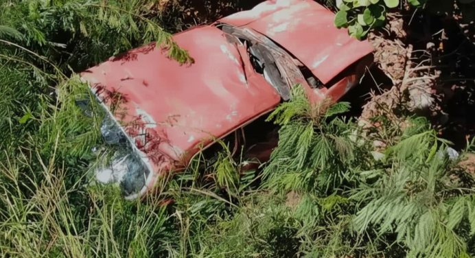 Vehículo se volcó en Macho Muerto este 1 de enero