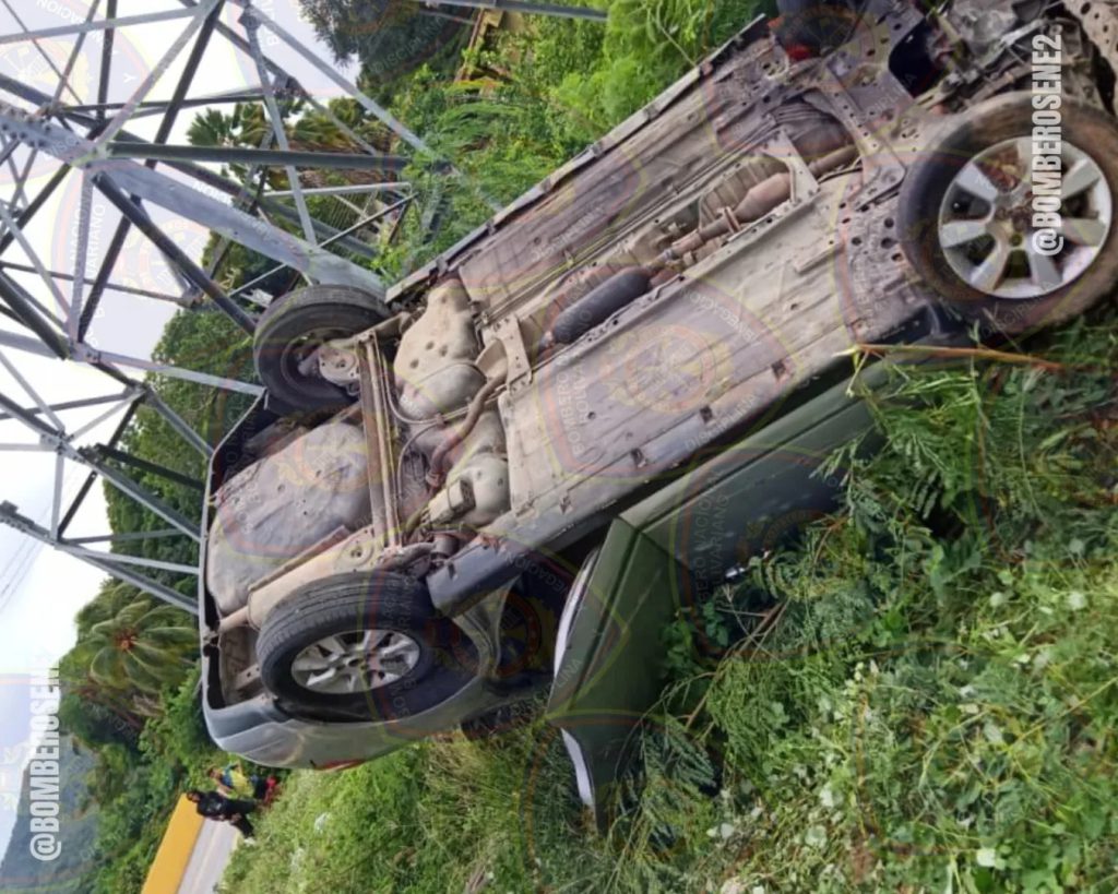 Aparatoso volcamiento en la Av. Luisa Cáceres de Arismendi deja un joven herido de gravedad