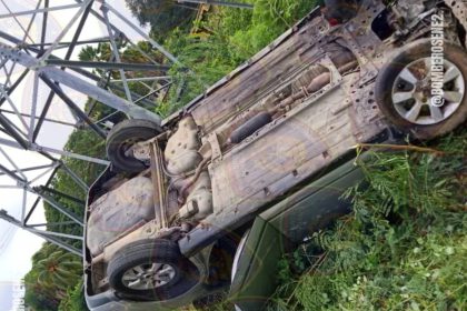 Aparatoso volcamiento en la Av. Luisa Cáceres de Arismendi deja un joven herido de gravedad