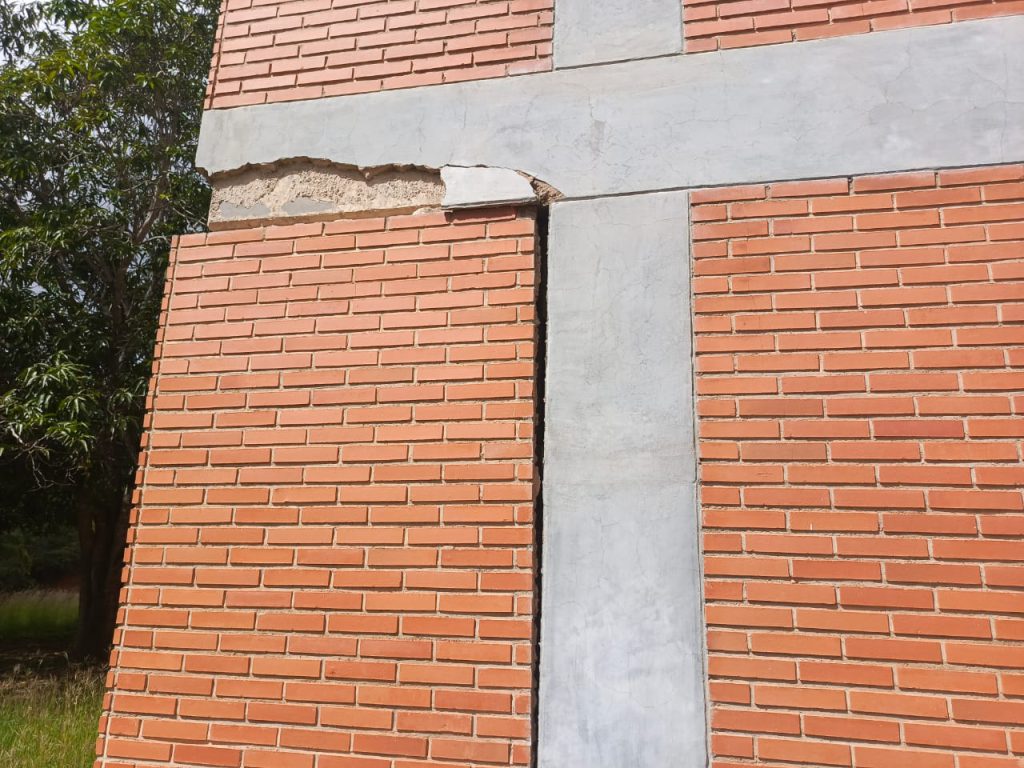 UDONE: Entre maleza, sin baños y falta de pupitres +Fotos