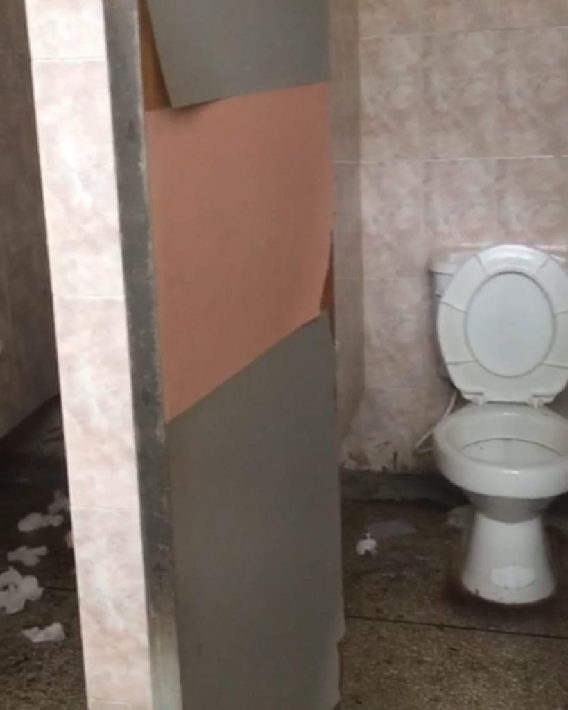 UDONE: Entre maleza, sin baños y falta de pupitres +Fotos