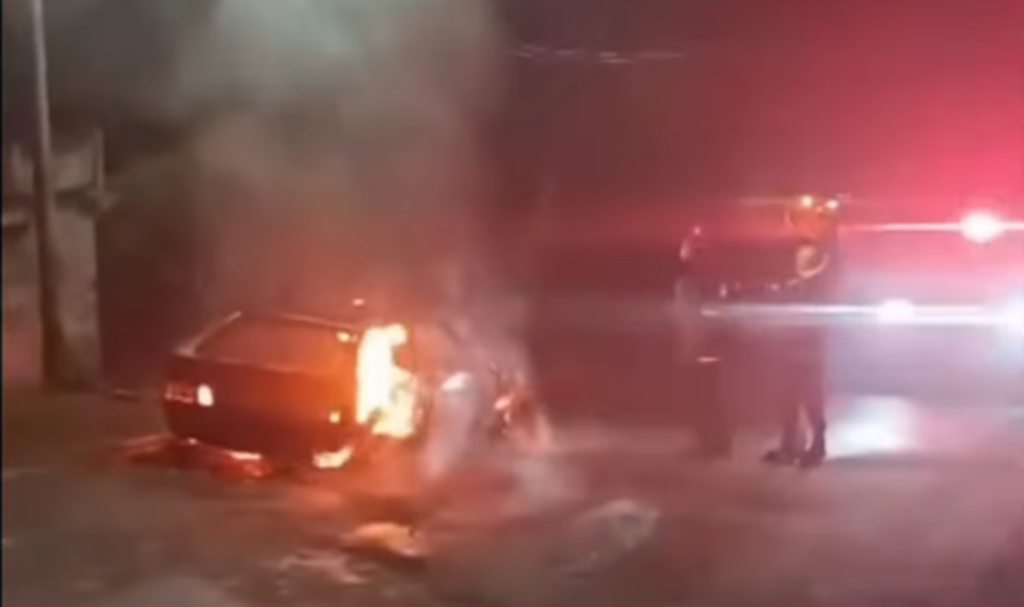 Incendio en El Valle: Vehículo se quema por pirotecnia frente a Las Carmelitas