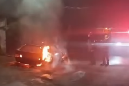 Incendio en El Valle: Vehículo se quema por pirotecnia frente a Las Carmelitas